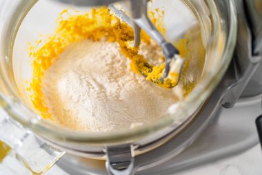 Limon jöleli limonlu kurabiye. Limon dilimleri ve limon jöleli kurabiyeler pişirmek için mutfak mikserinde malzemeler karıştırılıyor..