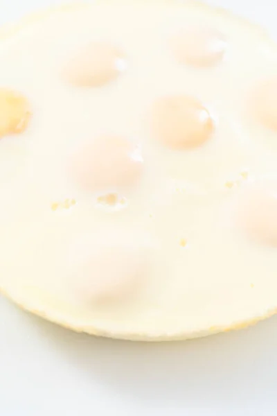 在白板上以面包的形式切碎煮熟的鸡蛋 — 图库照片