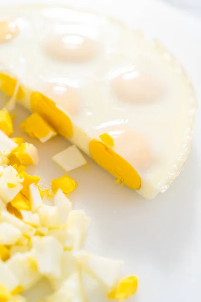 Hardgekookte Eieren Vorm Van Een Brood Snijden Een Witte Snijplank — Stockfoto