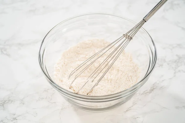 Mescolare Gli Ingredienti Una Grande Ciotola Vetro Cuocere Muffin Farina — Foto Stock