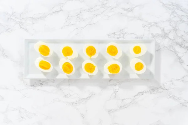 白い盛り皿の上にゆで卵 — ストック写真