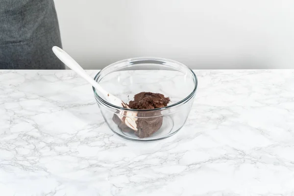 Blandning Butiksköpt Chokladglasyr Glasskål Med Handmixer — Stockfoto