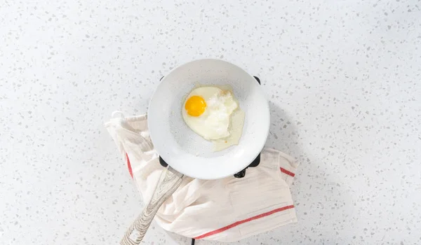 Плоский Лежал Жареные Яйца Сковородке Приготовить Сэндвич Яйцом Капустой — стоковое фото