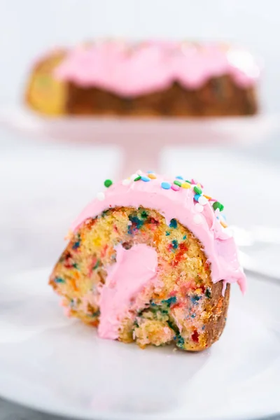 Blick Aus Nächster Nähe Geschnitten Funfettti Bündel Kuchen Mit Rosa — Stockfoto
