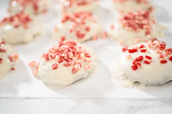 Dipping Chocolate Cookies Melted White Chocolate Prepare Peppermint White Chocolate — Φωτογραφία Αρχείου