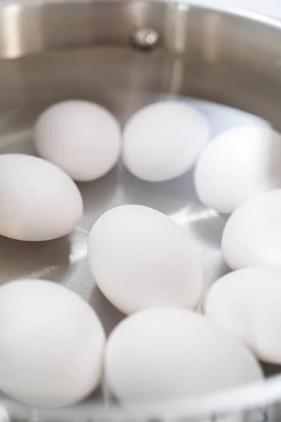 Haşlanmış Yumurta Pişirmek Için Tencerede Beyaz Yumurta Kaynatmak — Stok fotoğraf