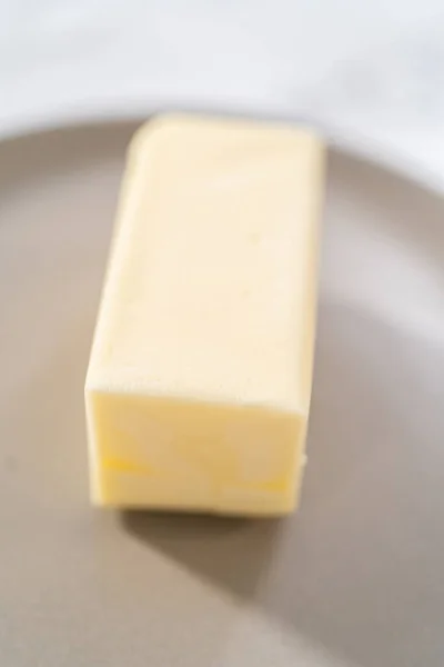 Szczypce Niesolonego Masła Małych Talerzach — Zdjęcie stockowe