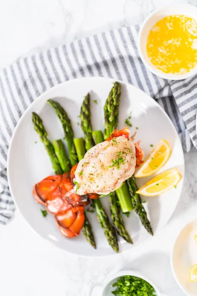 Sering Garlic Lobster Tails Steamed Asparagus Lemon Wedges White Plate — Stock Photo, Image