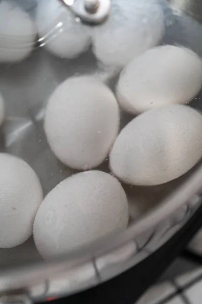 把白蛋放在锅里煮熟 准备煮熟的鸡蛋 — 图库照片