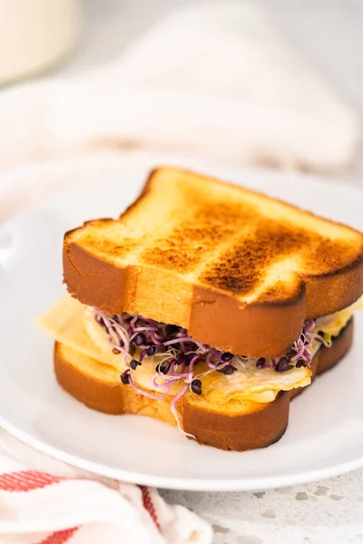 Petit Déjeuner Sandwich Aux Œufs Germes Sur Une Assiette Blanche — Photo