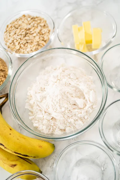Ingredientes Medidos Taças Mistura Vidro Para Assar Muffins Aveia Banana — Fotografia de Stock