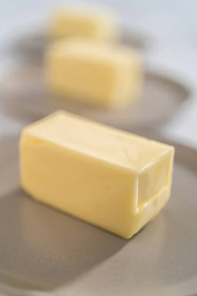 Szczypce Niesolonego Masła Małych Talerzach — Zdjęcie stockowe