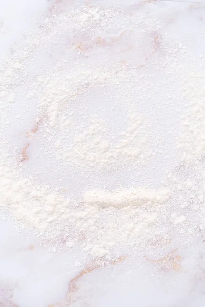 Farinha Branca Polvilhada Sobre Superfície Mármore Rosa Durante Cozimento — Fotografia de Stock