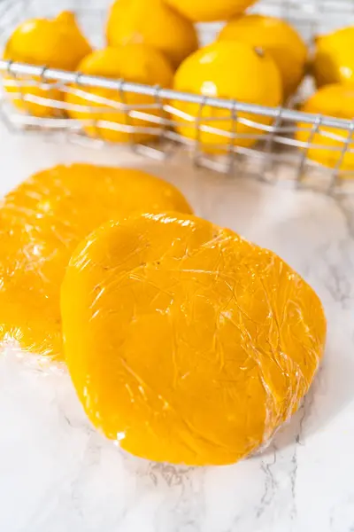 Лимонное Печенье Лимонной Глазурью Упаковка Печенья Тесто Охлаждения Холодильнике Испечь — стоковое фото
