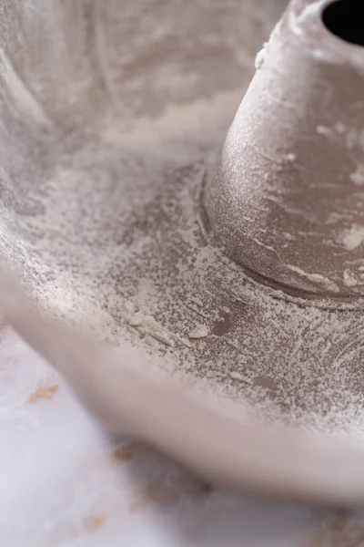 Greasing Bunt Cake Pan Bake Apple Bundt Cake Caramel Glaze — Stock Photo, Image