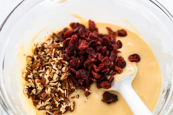 Beyaz çikolata parçacıkları ve diğer malzemeleri kaynamış suyun üzerine karıştırıp beyaz çikolatalı fındıklı fındıklı çikolata hazırlıyorum..