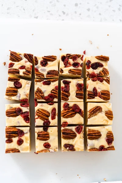 Cutting White Chocolate Cranberry Pecan Fudge Small Pieces White Cutting — Stock Photo, Image