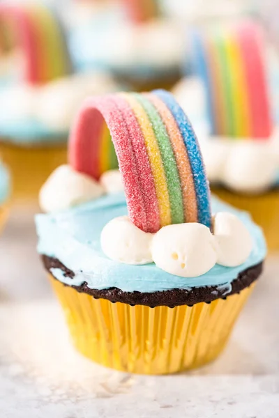 Schokolade Cupcakes Mit Blauem Buttercreme Zuckerguss Und Regenbogen Für Einhorn — Stockfoto