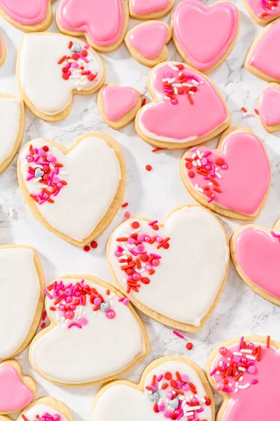 Διακόσμηση Μπισκότων Σχήμα Καρδιάς Ροζ Και Λευκό Βασιλικό Κερασάκι Για — Φωτογραφία Αρχείου