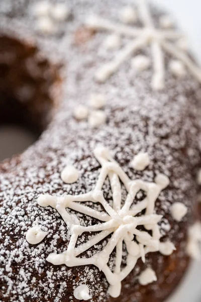 Gingerbread Bundt Cake Caramel Filling Buttercream Frosting Powdered Sugar Dusting — Stockfoto