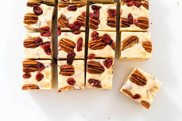 Cutting White Chocolate Cranberry Pecan Fudge Small Pieces White Cutting — Stock Photo, Image