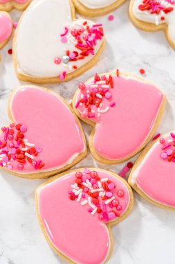 Sevgililer Günü için pembe ve beyaz kraliyet kremalı kalp şeklinde kurabiyeler..