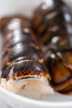 Sarımsaklı ıstakoz kuyruğu yapmak için çiğ ıstakoz kuyruğu hazırlıyorum..