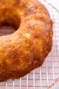 Mutfak tezgahında taze pişmiş elmalı kek..