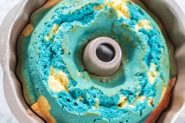 Mutfak tezgahındaki kek kalıbında taze pişmiş kek..