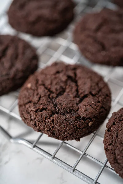 焼きたてのチョコレートクッキーをキッチンカウンターで冷ます — ストック写真