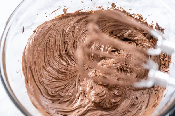 Geschäft Gekaufte Schokolade Einer Schüssel Mit Einem Handmixer Mischen — Stockfoto
