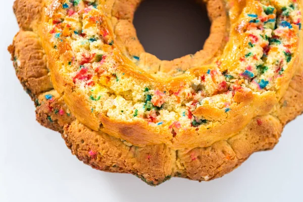 Közelről Lyukak Létrehozása Vajkrém Kitöltéséhez Funfettti Bundt Cake — Stock Fotó