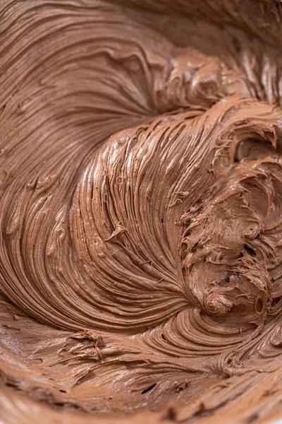 Míchání Kupované Čokoládové Polevy Skleněné Míse Ruční Míchačkou — Stock fotografie