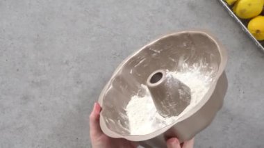 Düz yatıyordu. Adım adım. Limonlu kek pişirmek için yağlı kek tepsisi..