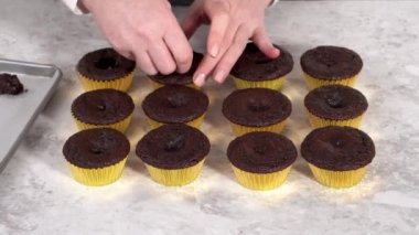 Zaman aşımı. Çikolatalı kekleri çikolatalı ganache ile dolduruyorum..