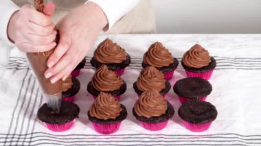 Çikolatalı keklerin üstüne çikolata ganache kreması dökerek..