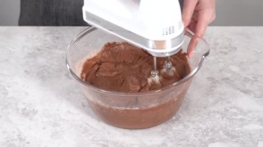 Adım adım. Kırmızı kadife kek hazırlamak için karıştırma kabındaki malzemeleri karıştırıyorum..