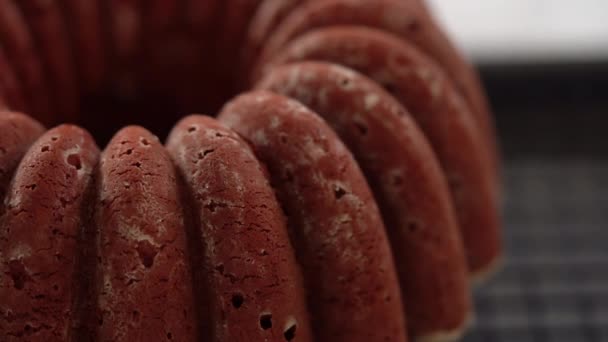 Pas Pas Refroidissement Gâteau Bundt Velours Rouge Fraîchement Cuit Sur — Video