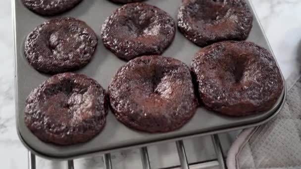 Refrigeração Cupcakes Chocolate Recém Assados Uma Panela Cupcake Metal — Vídeo de Stock