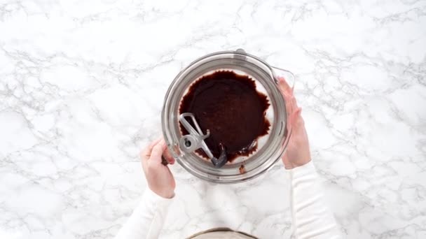 Düz Yatıyordu Çikolatalı Kek Pişirmek Için Mutfak Mikseri Malzemelerini Karıştırıyorum — Stok video