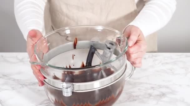 キッチンミキサーで材料を混ぜ チョコレートカップケーキを焼く — ストック動画