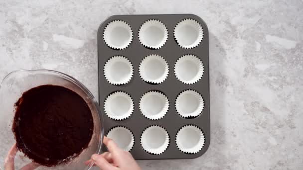 Deitado Escavar Massa Cupcake Chocolate Nos Forros Cupcake — Vídeo de Stock