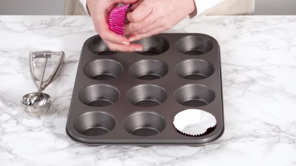 Hornear Cupcakes Chocolate Forro Metal Cupcake Pan Con Papel Aluminio — Vídeos de Stock