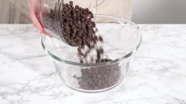 Bardakta çikolatalı ganache hazırlıyorum..