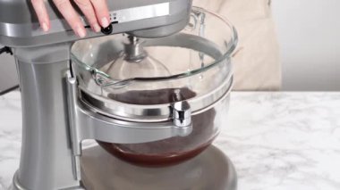 Elektrikli mutfak mikseriyle çikolatalı ganache çırpmak..