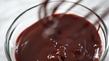 Bardakta çikolatalı ganache hazırlıyorum..