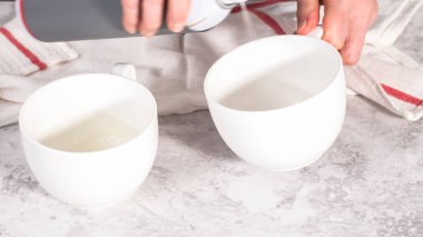 Adım adım. Çikolatalı kek hamurunu bardaklara doldurup çikolatalı kek hazırlıyorum..