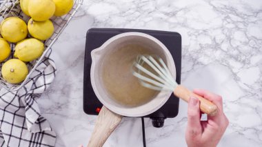 Adım adım. Düz yatıyordu. Bir tencerede kek sosu pişirmek..