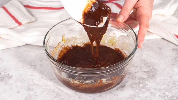 一歩ずつ ガラス製の混合ボウルに材料を混ぜ チョコレートマグカップケーキを準備する — ストック写真