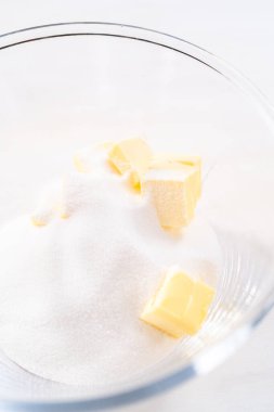 Çikolatalı kekle çikolatalı keki karıştırmak için bardaktaki malzemeleri karıştırıyorum..